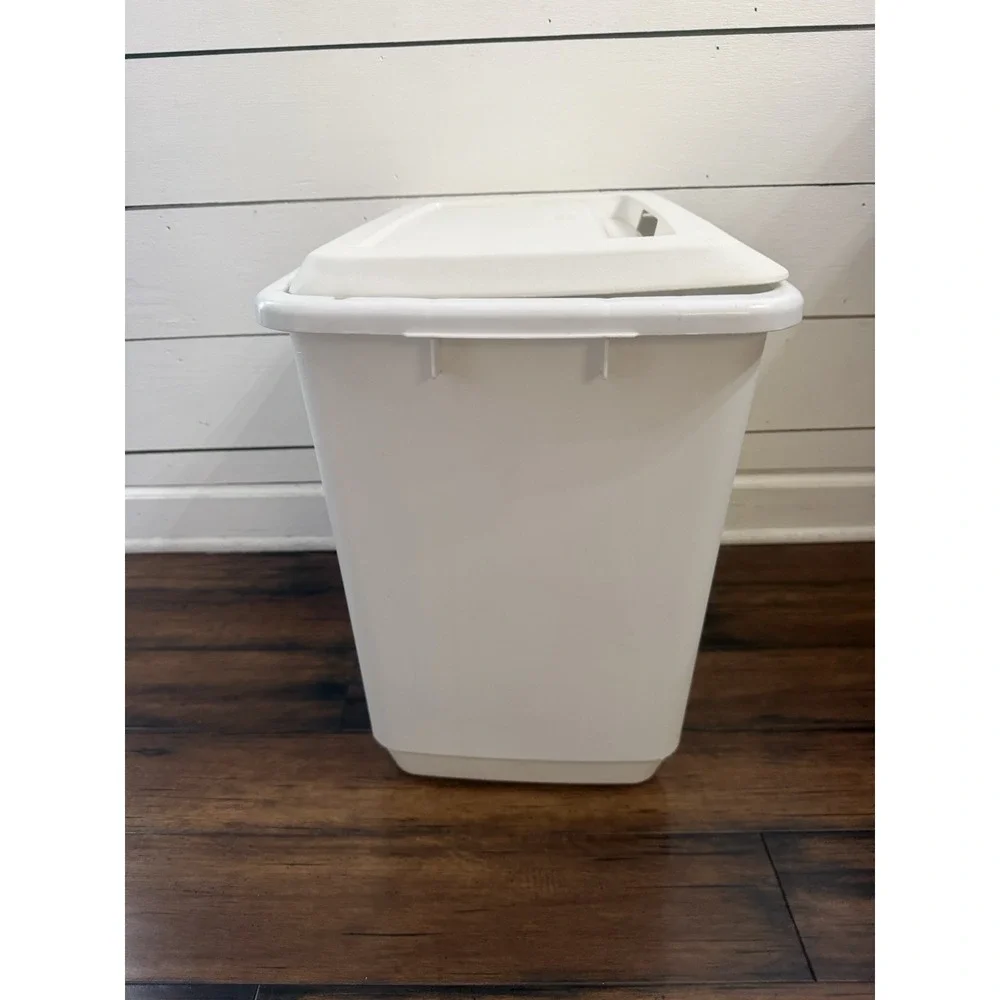 Rubbermaid vintage laundry